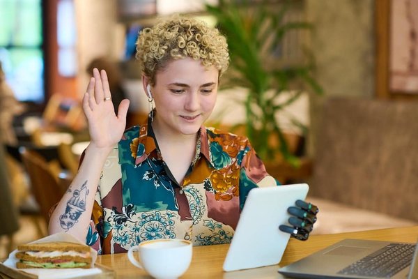 Comment l'audiovisuel public en France s'adapte-t-il à l'ère des réseaux sociaux ?