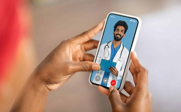 Y a-t-il des numéros de téléphone ou des adresses e-mail pour prendre contact avec les cliniques spécialisées ?