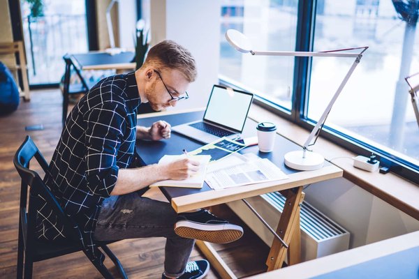 Quelles astuces pour devenir un éducateur spécialisé en prise en charge des adolescents en difficulté?